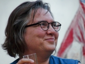 Schrijfdocent Yoeke Nagel geeft feedback bij de Januari Schrijfmaand.