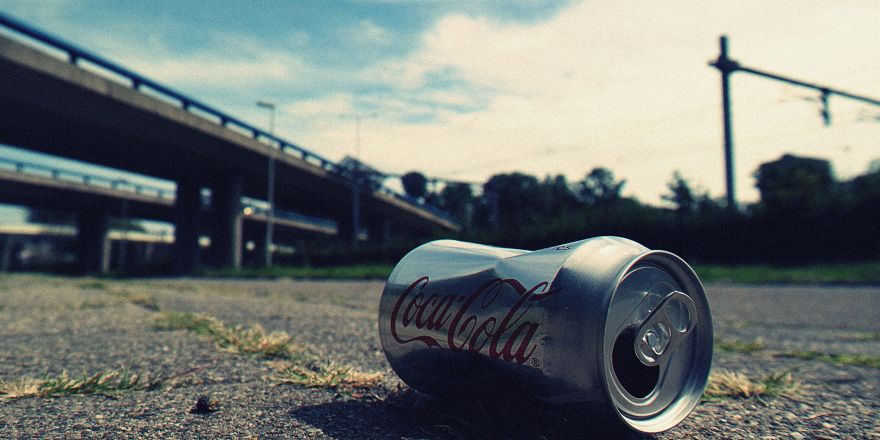 Een blikje cola op de weg