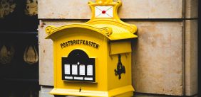 Gele brievenbus