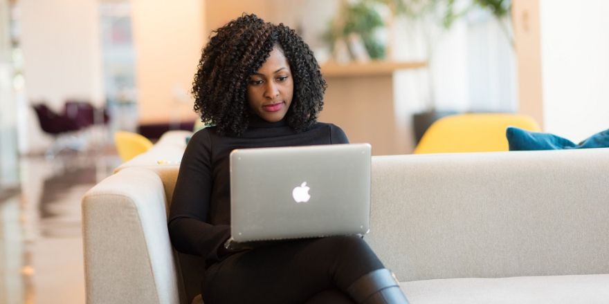 Vrouw typt op laptop