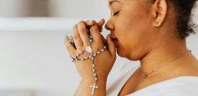 Vrouw bidt
