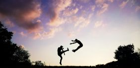 Twee mensen doen karate
