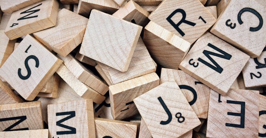 Scrabble letters op een stapel