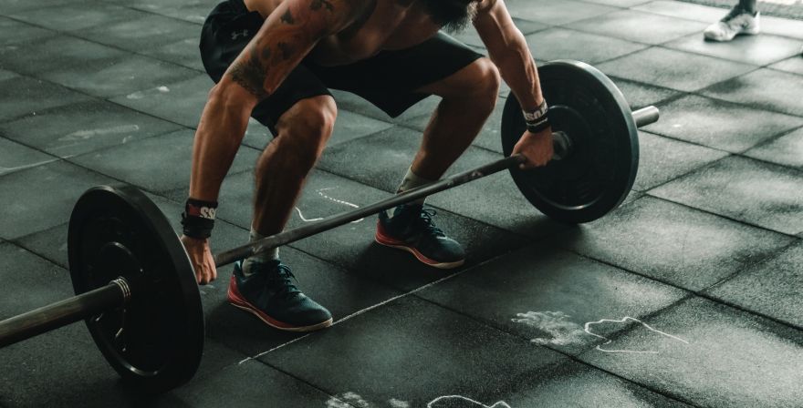 Man tilt gewichten op