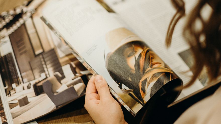 Vrouw bladert door tijdschriften
